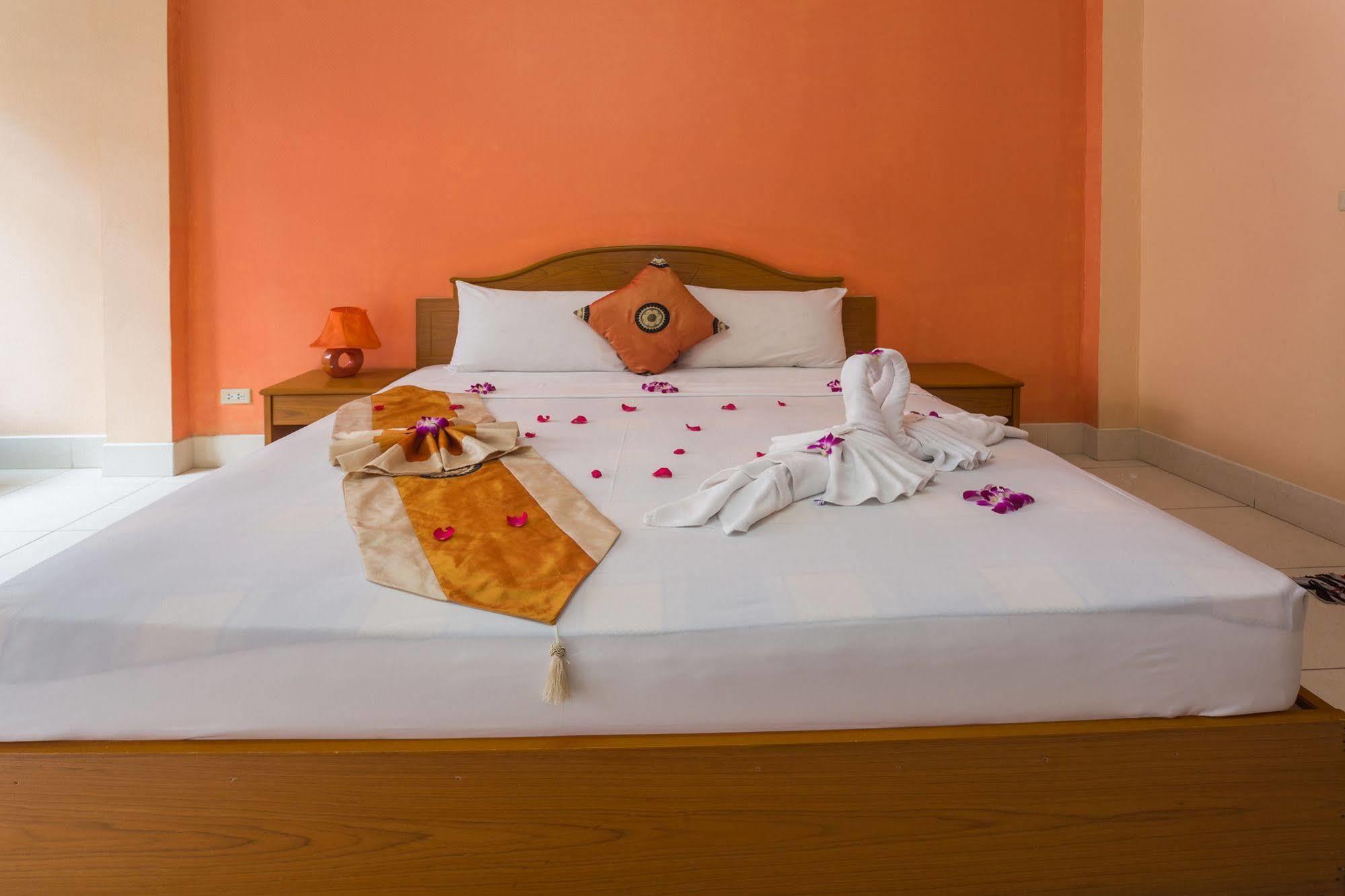 Guesthouse Belvedere Patong Bagian luar foto