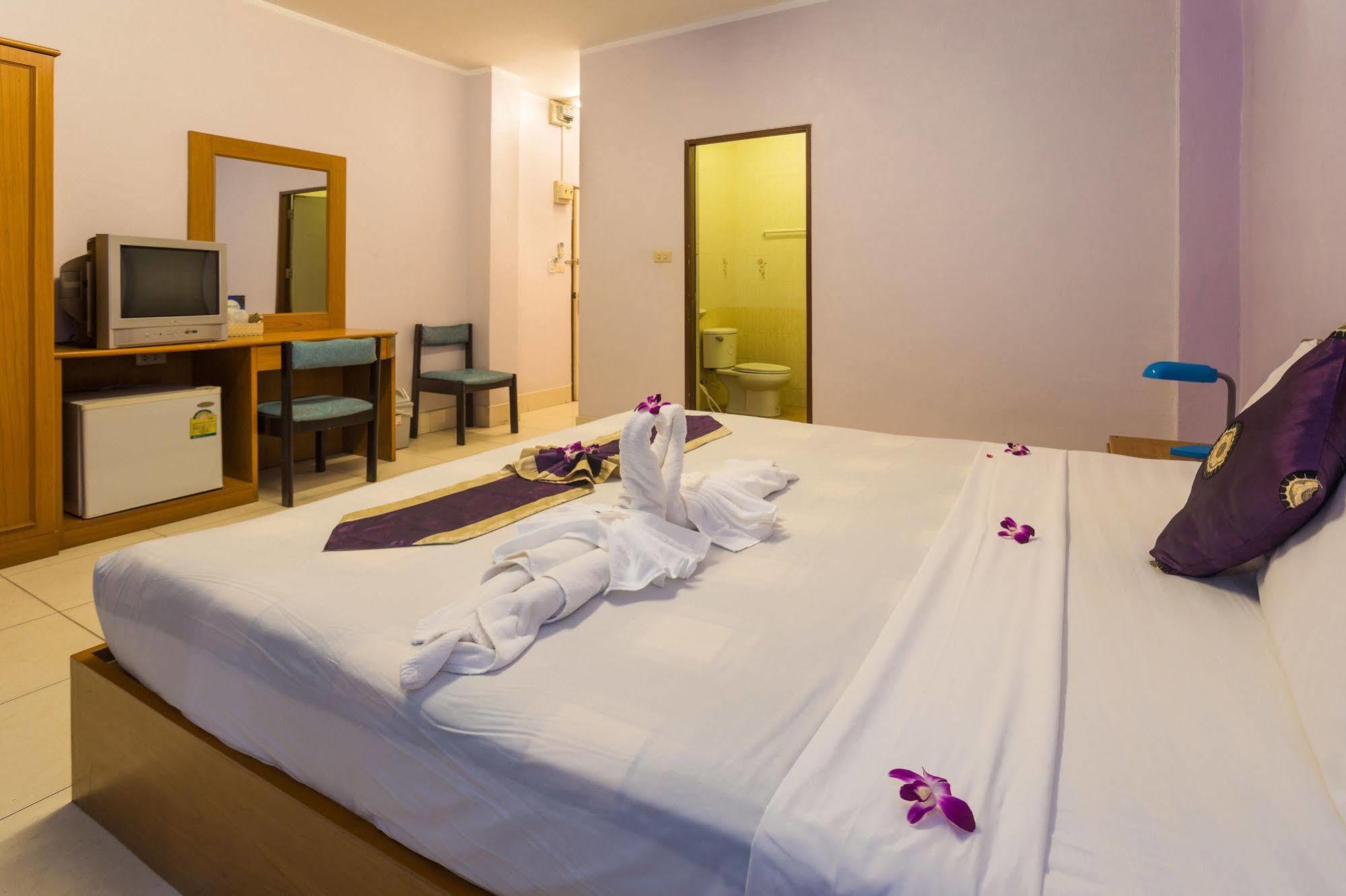 Guesthouse Belvedere Patong Bagian luar foto