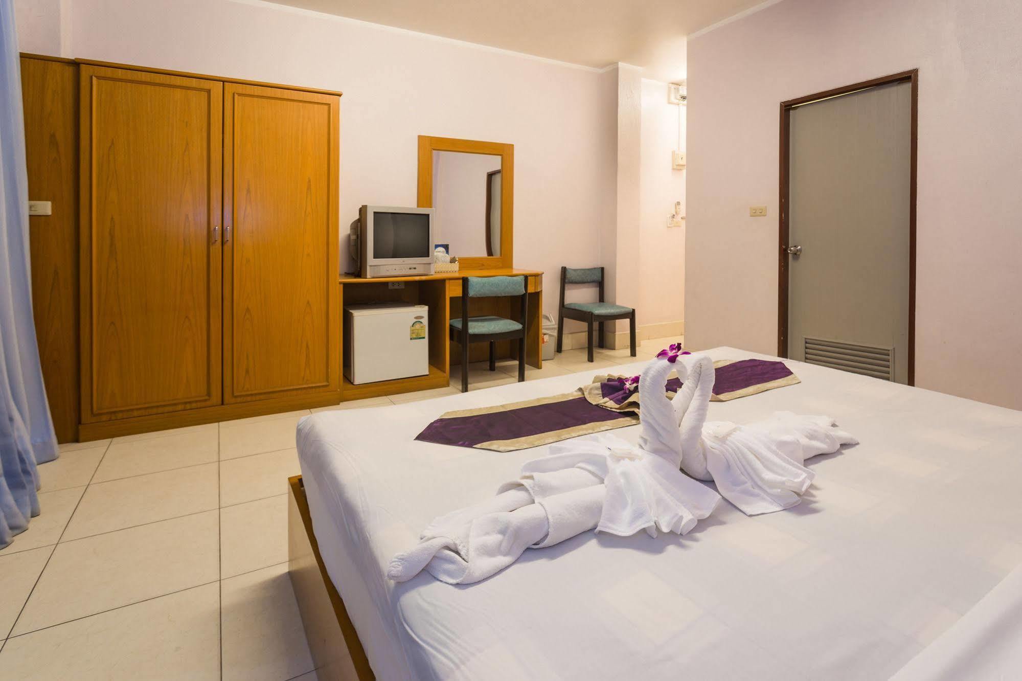 Guesthouse Belvedere Patong Bagian luar foto
