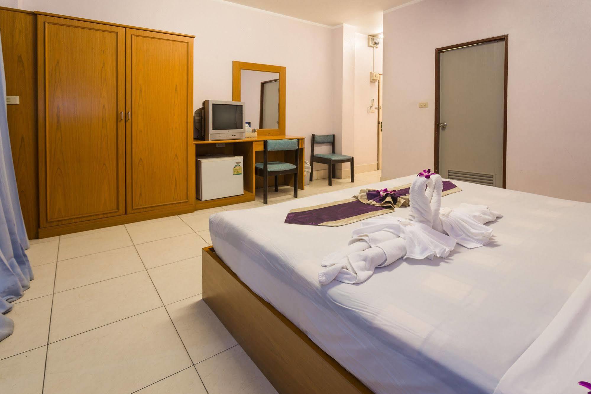 Guesthouse Belvedere Patong Bagian luar foto